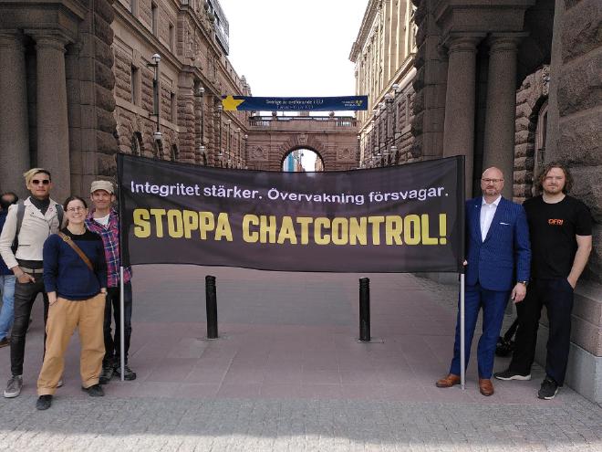 Bild: Banderoll. Zee Vieria, Judith Kahrer och Samuel Skånberg från Kamratdataföreningen Konstellationen, Peter Hellman från Integritetsbyrån och Mattias Axell från DFRI